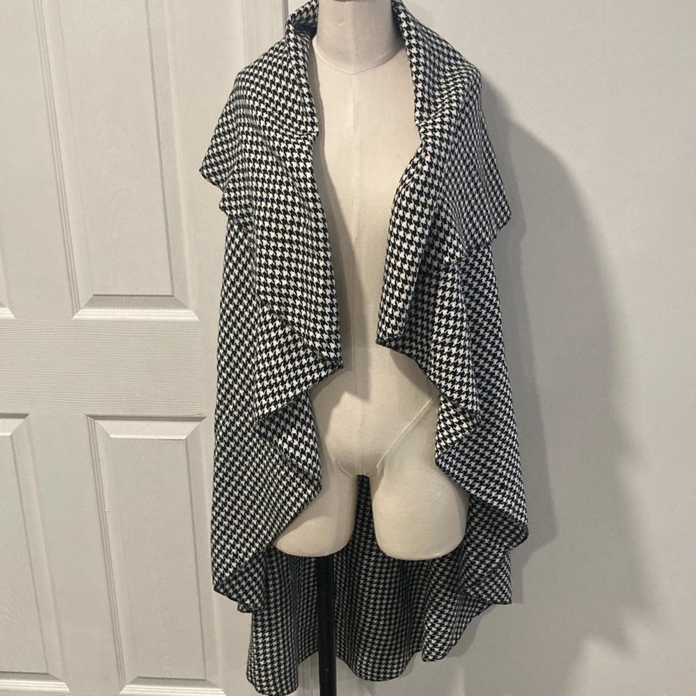 Demdaco City Wrap on the Go b/w houndstooth